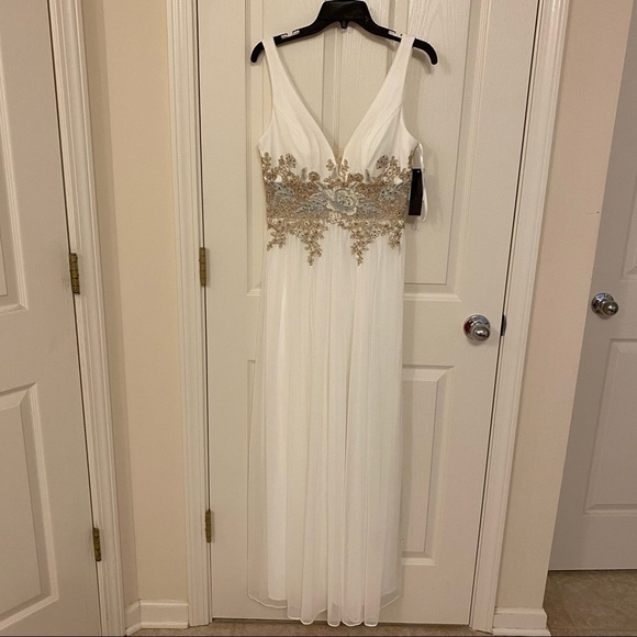 Betsy & Adam V-Neck Mesh-Waist Embroidered Chiffon Gown in White/Gold Size 4 - Picture 4 of 11